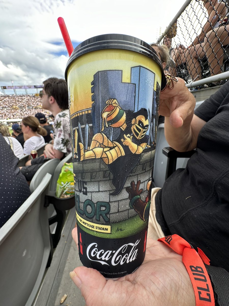 mackmclaughlin's tweet photo. .@aevans_art I wonder who designed this @UCF_Football @Big12Conference opening game commemorative cup? https://t.co/PORsxgSBx3