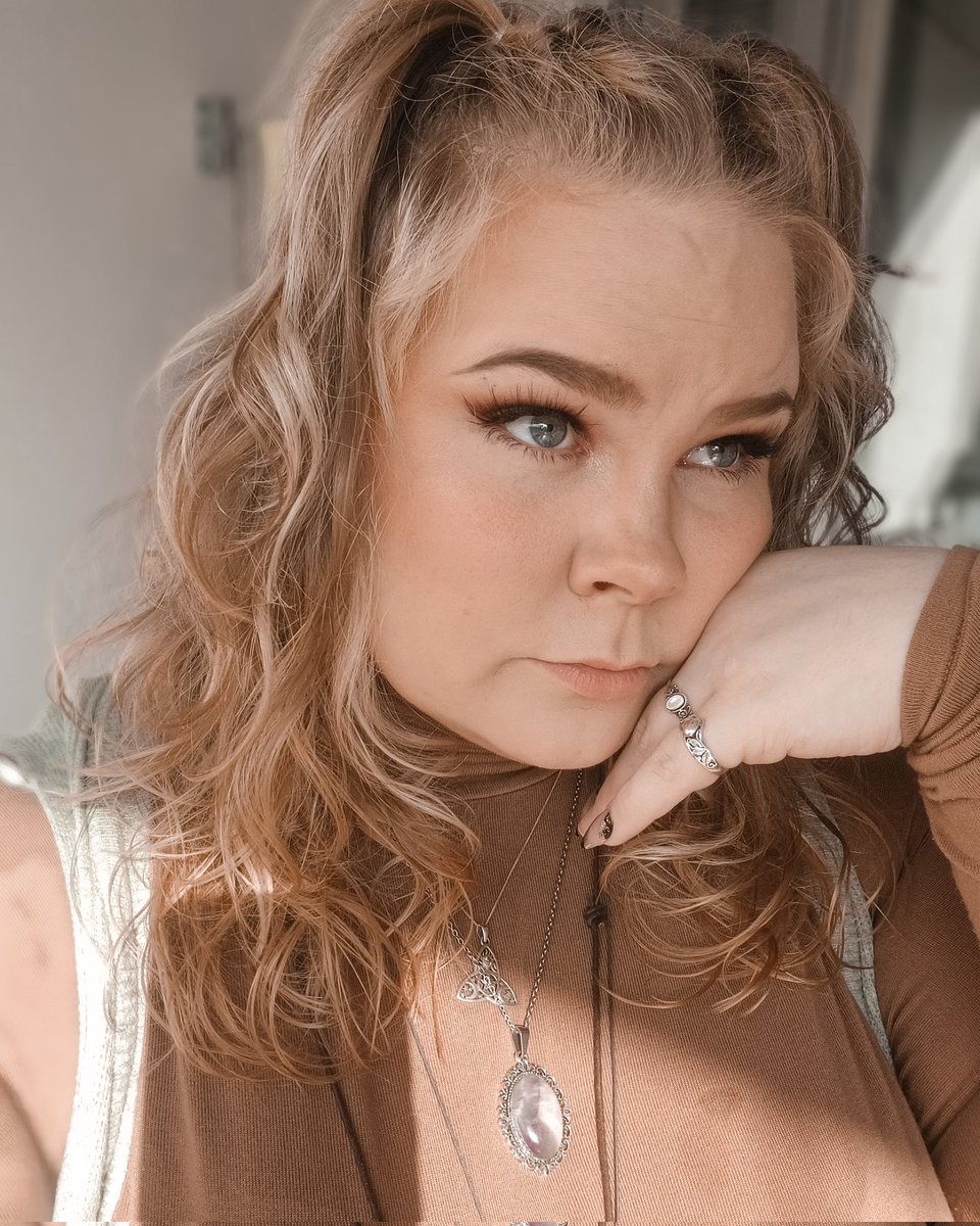 NeaMariella's tweet photo. "Self-portrait" 
30/30 #Septemberphotochallenge

#photography #PhotoChallenge #selfportrait https://t.co/AZuvr7Qs8e
