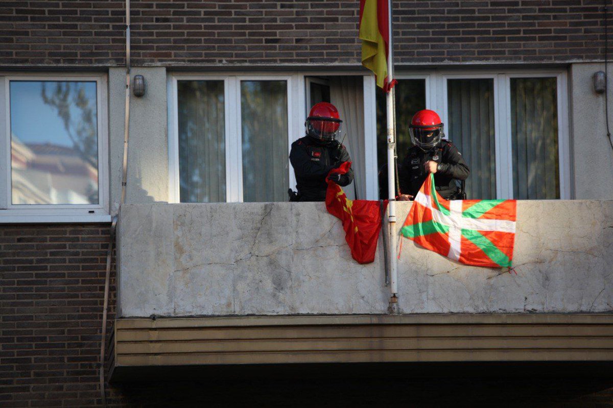 📷 Aitor Zelaia eta Galder Barbado gazteak atxilotu ditu Ertzaintzak, Espainiako Auzitegi Nazionalak ezarria dien eta Espainiako Auzitegi Gorenak berretsi zuen lau urteko kartzela zigorra betearazteko.