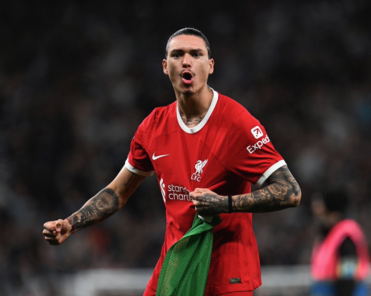 DaveOCKOP's tweet photo. Darwin Núñez greeting the travelling Kop at full time. https://t.co/ughdz8AiUD