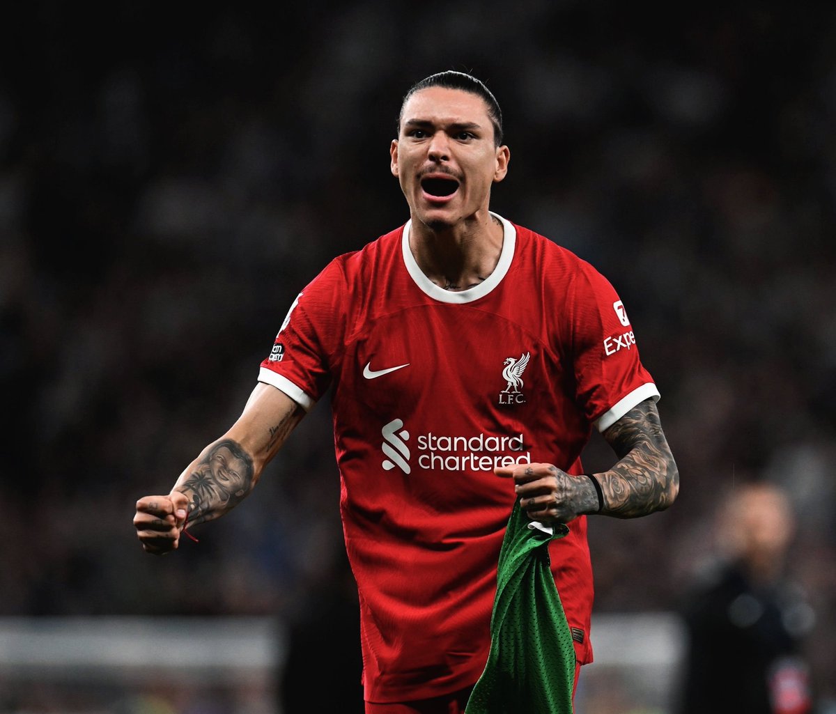 DaveOCKOP's tweet photo. Darwin Núñez greeting the travelling Kop at full time. https://t.co/ughdz8AiUD