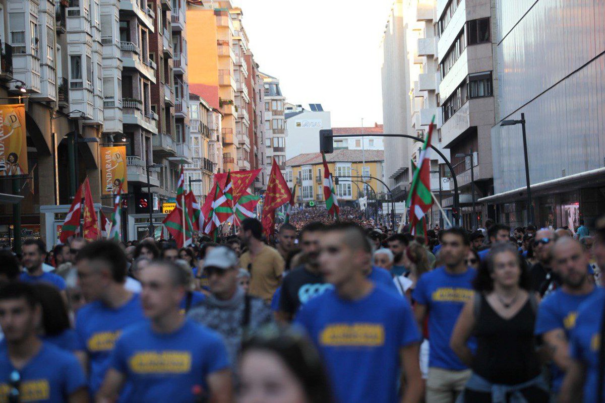 📷 Milaka pertsona bildu dira Gasteizen Aitor eta Galder gazteen atxiloketa salatzeko.