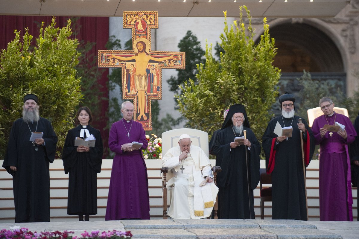 lutheranworld's tweet photo. LWF General Secretary Anne Burghardt joins @pontifex, Archbishop of Canterbury @JustinWelby, Ecumenical Patriarch Bartholomew with many other Christian leaders for a prayer vigil in St Peter's Square

📸 CatholicPressPhoto/A. Giuliani

#Together #LWFAssembly https://t.co/PXNNndar39