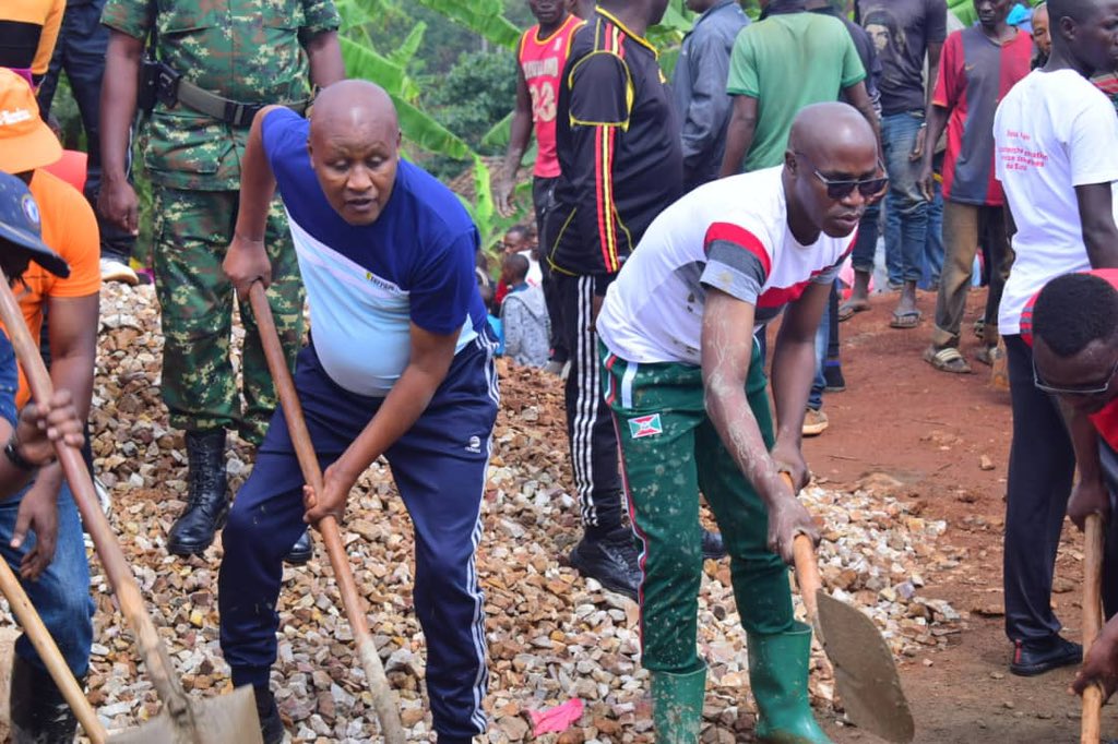 NtareHouse's tweet photo. #Burundi Le Vice-Président de la République S.E Prosper Bazombanza s'est joint à la population de la Commune Butaganzwa, ce samedi 30 septembre 2023, lors des Travaux communautaires sur le chantier de l’hôtel communal. https://t.co/56LFmGkR4t