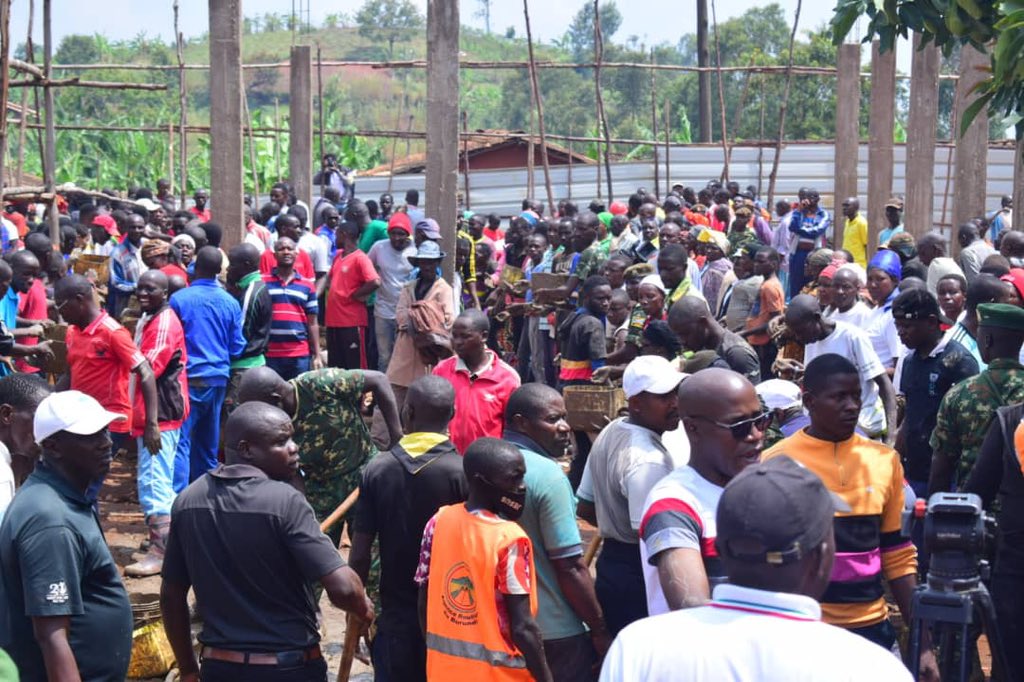 NtareHouse's tweet photo. #Burundi Le Vice-Président de la République S.E Prosper Bazombanza s'est joint à la population de la Commune Butaganzwa, ce samedi 30 septembre 2023, lors des Travaux communautaires sur le chantier de l’hôtel communal. https://t.co/56LFmGkR4t