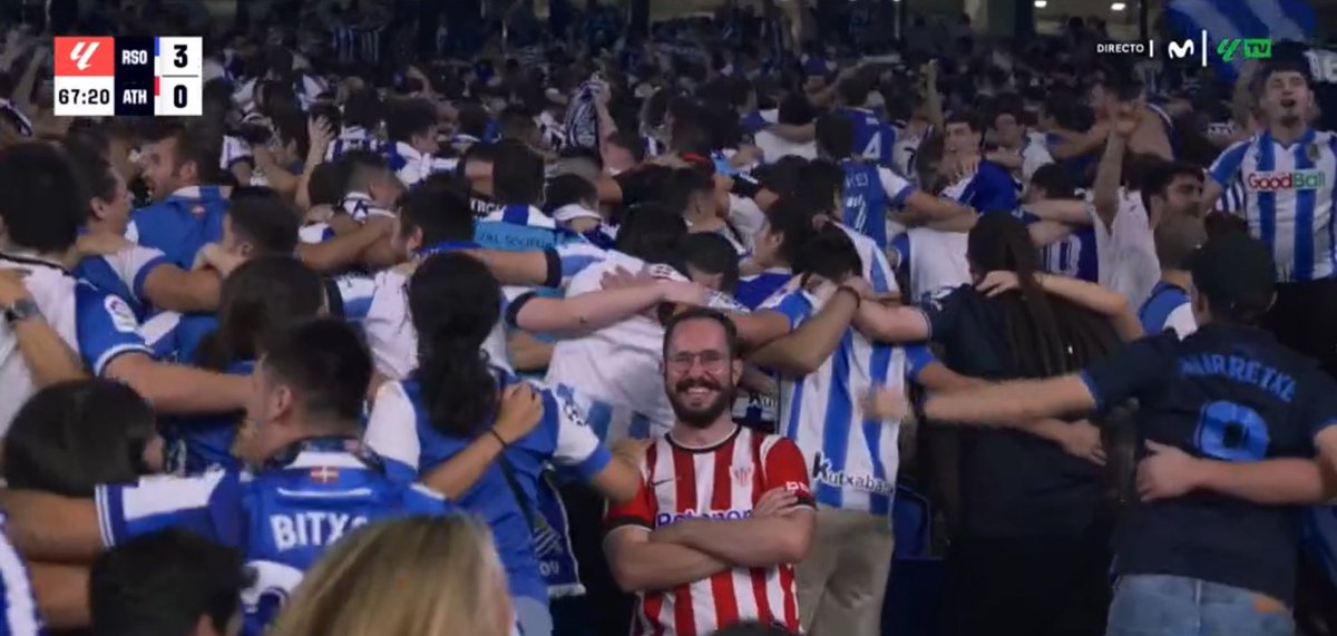 LaLigaenDirecto's tweet photo. Esta imagen es MARAVILLOSA. Deportividad, ante todo, y poder llevar los colores de tu equipo en campo rival. https://t.co/WVpfNIUqpj