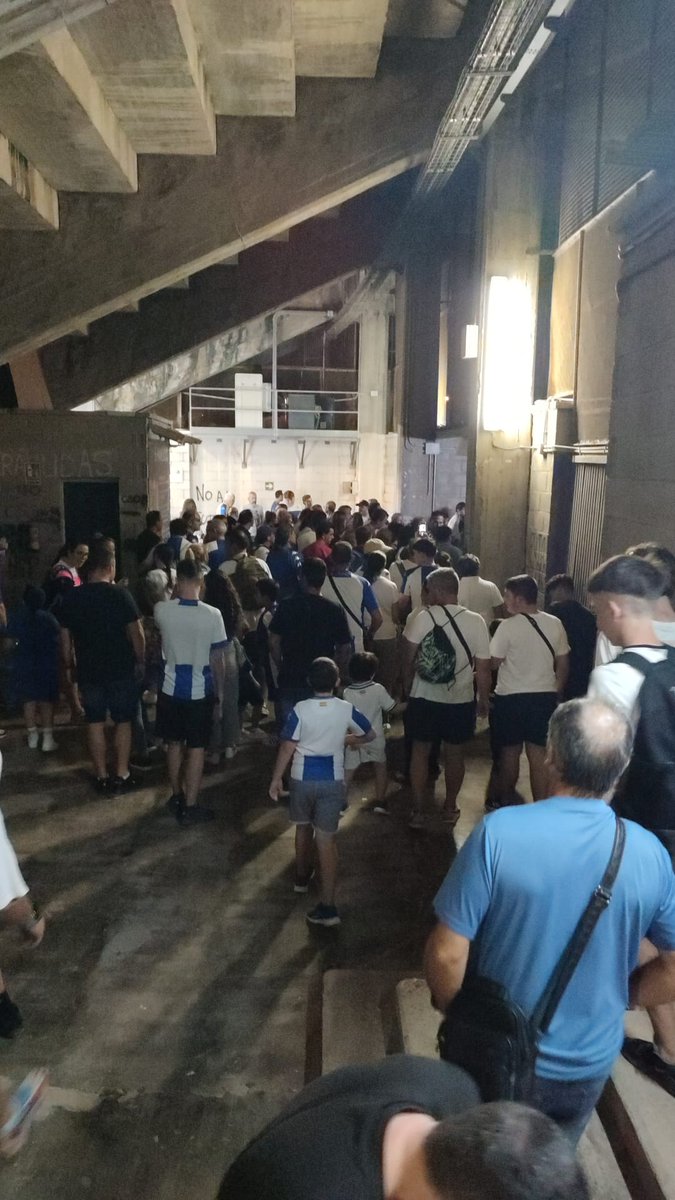 No sòls no podem queixar-nos, tampoc podem sortir a casa.
Al menys no és una evacuació pel incendi del quadre elèctric de la mateixa grada.