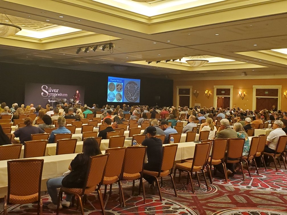 prospectornews's tweet photo. Nearly 1000 #investors showed up for the first night of talks at the #SilverSymposium2023 event at the #CaesarPalace in #Vegas from Sept. 29th-Oct. 1! | via @prospectornews @SilverSymposium #mining #investing #juniormining #preciousmetals #commodities https://t.co/nHKmGZScJM