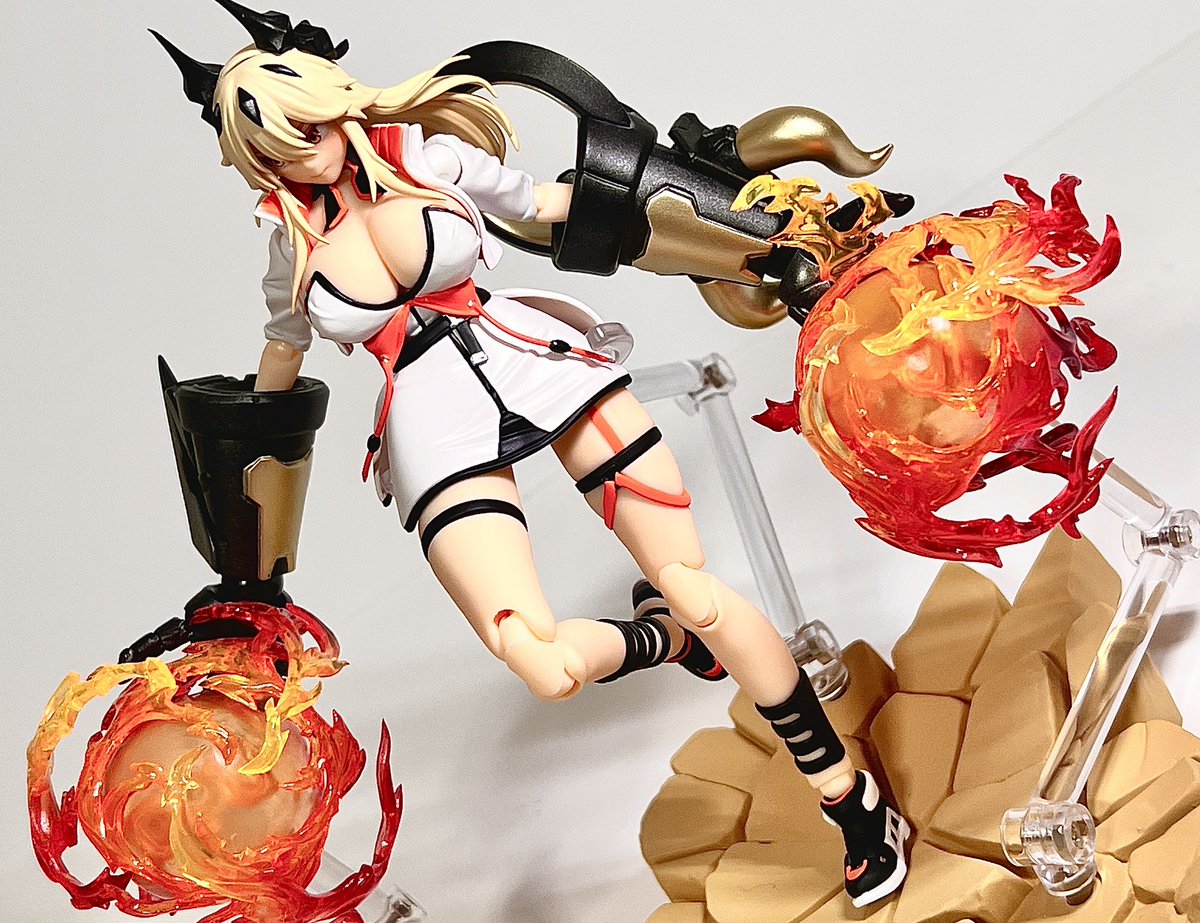 蝸之殻のフィギュアすっごいですよこれ…
1/12サイズなのにドールみたいに目線動かせるしおっぱいも柔らかいし(結構しっかりとした弾力はあるのですぐ劣化しそうな不安感はあんまり無い感じ)いやほんとすごい……エフェクトパーツもすっごい、多分製品の重量殆どエフェクトパーツが占めてる

#蝸之殻 