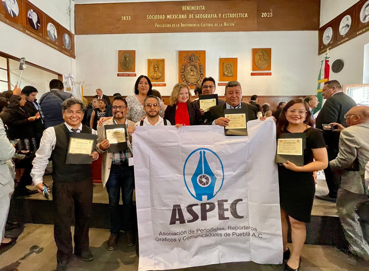 Felicidades a las y los compañeros periodistas poblanos que fueron galardonados y reconocidos por el profesionalismo de años de labor periodística por <a href="/Clubprimerapla2/">Clubprimeraplana</a> <a href="/ASPEC_AC/">ASPEC AC</a> <a href="/vparedes11/">VALENTIN PAREDES</a> <a href="/anacelialara/">Ana Celia Lara</a> #YesicaAyala #IsraelFloresCerezo <a href="/luishdezfoto/">Luis Hernandez 📸</a> #Lizbethmondragon #RicardoCar