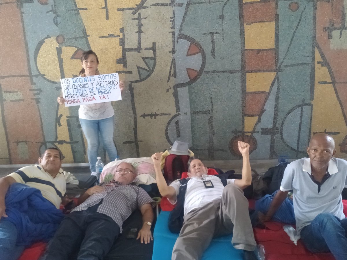 PensionadosVzla's tweet photo. #30Sept URGENTE Se requieren 4 colchonetas para jubilados en #HuelgaDeHambre.  Quien pueda donarlas, llevarlas a la plaza del Rectorado de la #UCV. Apoyemos a los Huelguistas. 
#PdvsaPagaYaALosJubilados https://t.co/3WLd86vGOb
