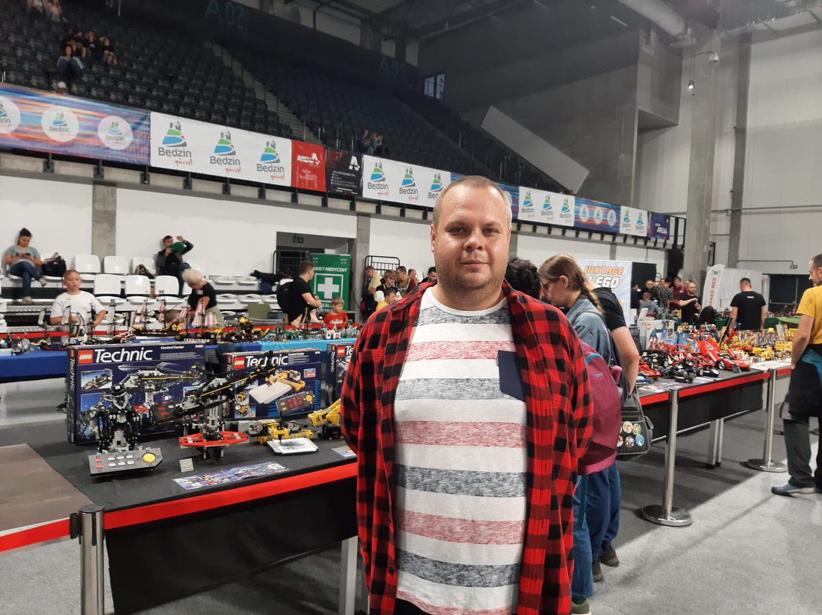 kubaprzewoznik's tweet photo. Dziś dzień z klockami @LEGO_Group 😃 Dziś #Klockon w #Będzin. Cieszę się że @MiastoOswiecim reprezentowała grupa #VintageLegoSets 👍 Mam nadzieję, że w Oświęcimiu też uda się coś zbudować 🏗️ https://t.co/m3hjachqf4