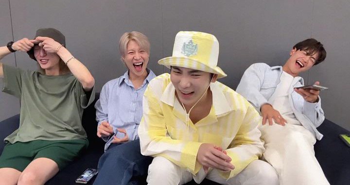 RosaTell4's tweet photo. Los amamos y apoyamos en todo..!!!! que esas sonrisas no se borren 
#weSupportSHINee
#WeLoveSHINee https://t.co/GVMvKjvkRP