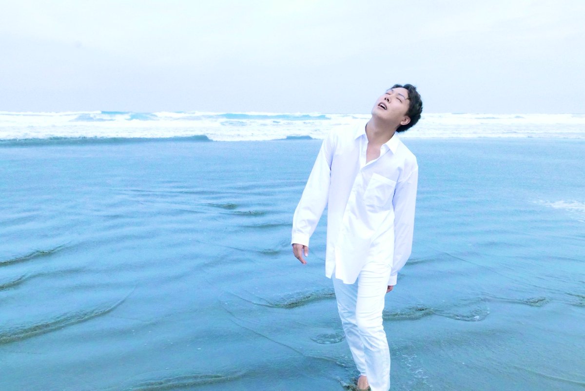jackyjacson0805's tweet photo. 星屑の庭のMusic Videoが公開されました
https://t.co/06KcUcmN6S
浮世も常世も紙一重故に
何処に在っても想いは変わらず
星屑が瞬く箱庭で
とこしえに照らし合おう
そんな唄です
多くの方々に届くのなら
そんな嬉しいことはありません
大切な人を想って見てね
Director:久道成光
Actor:涼本奈緒 https://t.co/HwXOZ1PnBw
