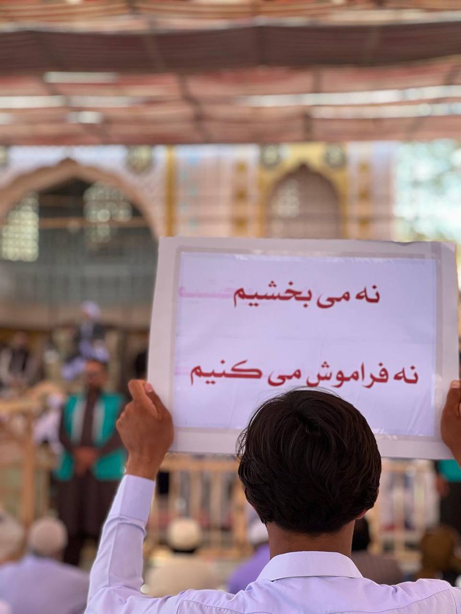 ferferi_ll's tweet photo. جمعه ۷ مهر ماه ۱۴۰۲
بلوچستان فریاد آزادی سر داد
زاهدان خونین شد
اما یک‌ ملت سکوت کرد
#فراموش_نمی_کنیم
#جمعه_خونین 
#مهسا_امينی‌‌ 
#نیکا_شاکرمی https://t.co/4FxrsbSetc