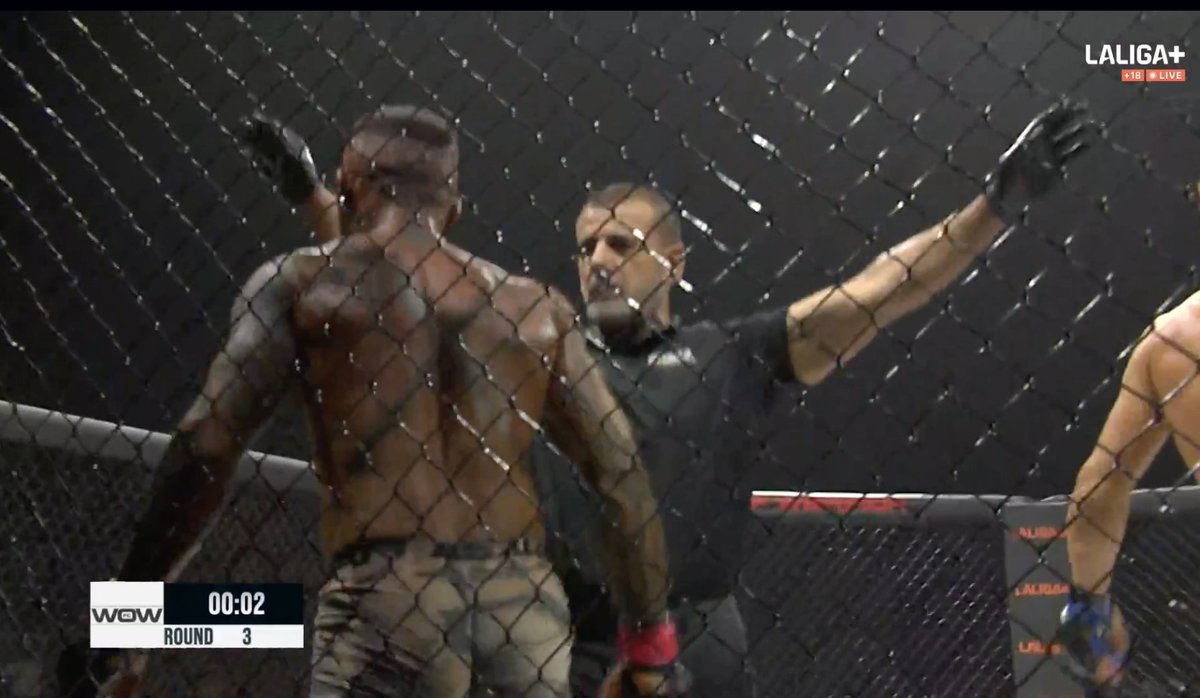 pelunaton's tweet photo. THEO BASHFORD GANA POR TKO FALTANDO 3 SEGUNDOS PARA TERMINAR EL COMBATE #WOW10 #MMASpain https://t.co/X5H51V5joH
