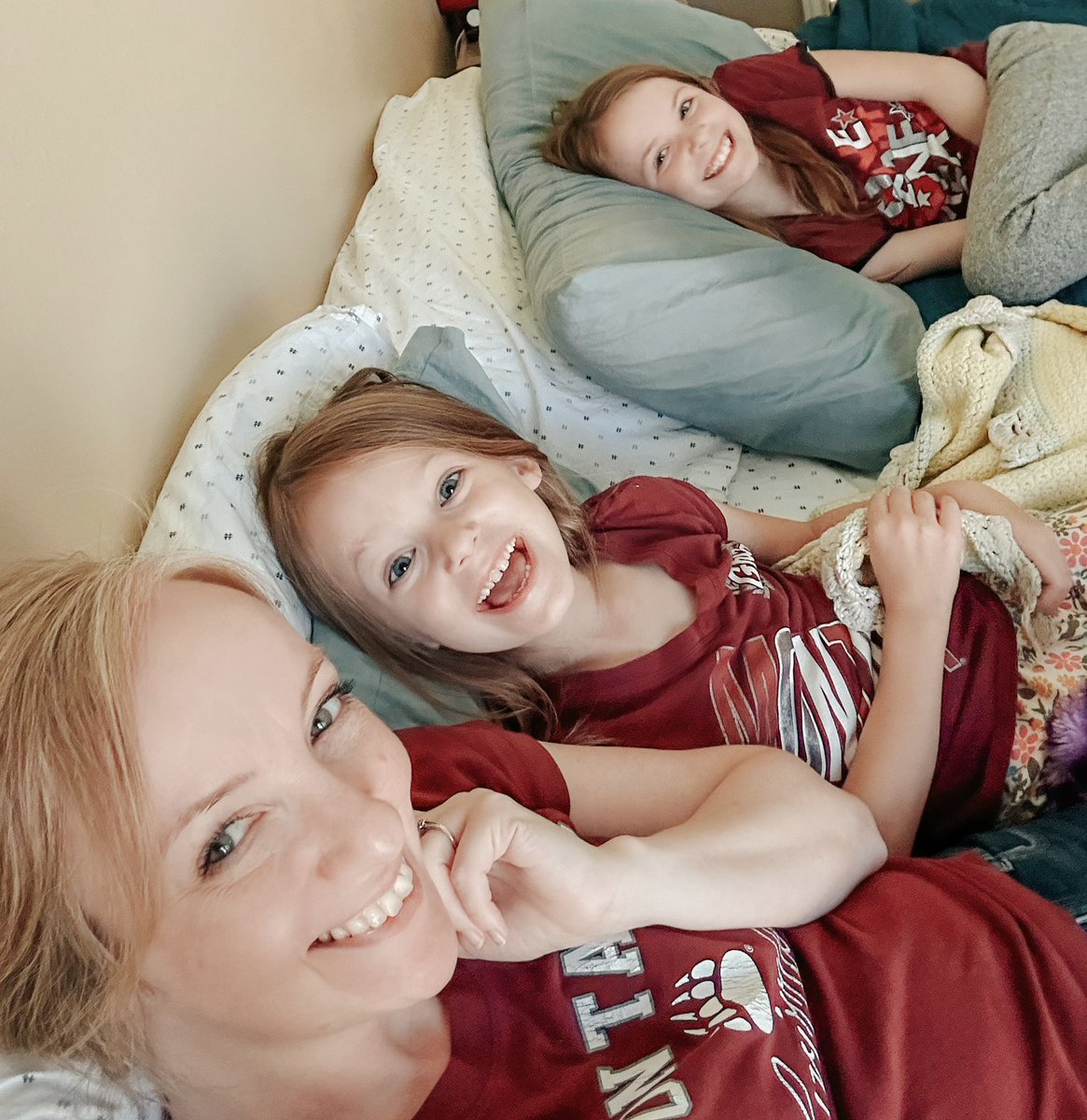 Jesi_Lou's tweet photo. Watching the Griz from Houston with my girls! #MMAfanzone #GOGRIZ https://t.co/w7jafqiVLs