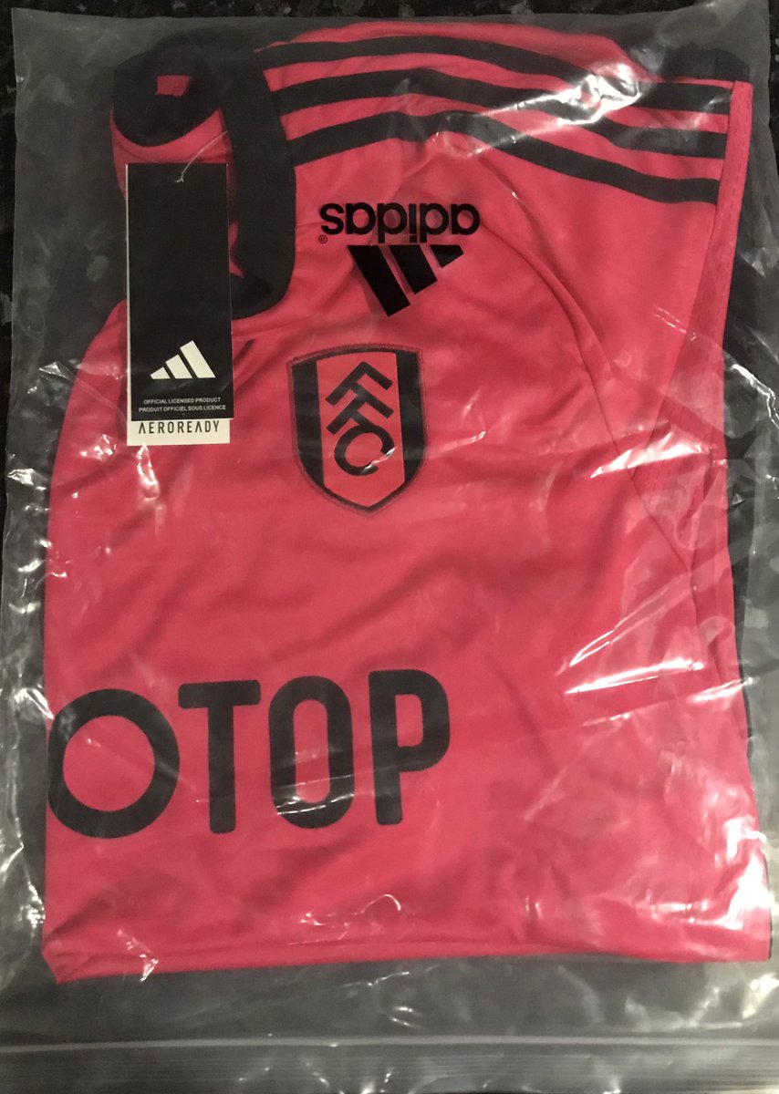 🔥 Love the away Fulham shirt but don't want to break the bank for it or are unable to afford the extortionate cost? I've got you covered! DM me if you're interested in getting one at a more reasonable price. Brand new: SIZE: XL, ⚽️ #FulhamFC #AffordableShirts #realfans