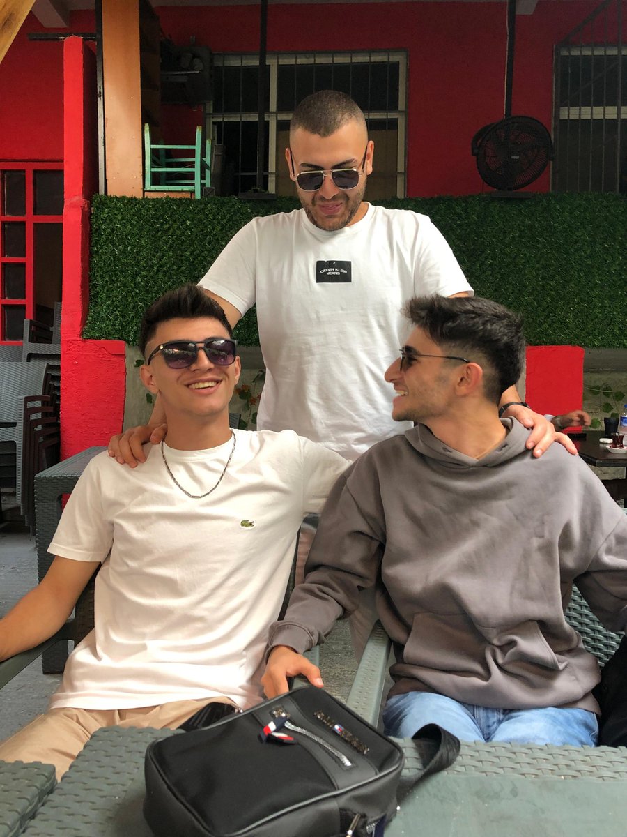 Kaç yıllık dostluk vay be büyüdük gidiyoruz...