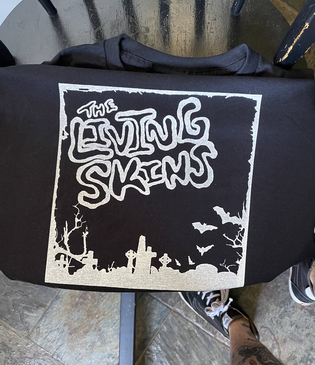iamsweaver's tweet photo. Brought back an old school design for the show tonight 🧛🏻‍♀️

Come catch @thelivingskins at The Waypost in PDX tonight 🥵 https://t.co/z7sDgnauYs