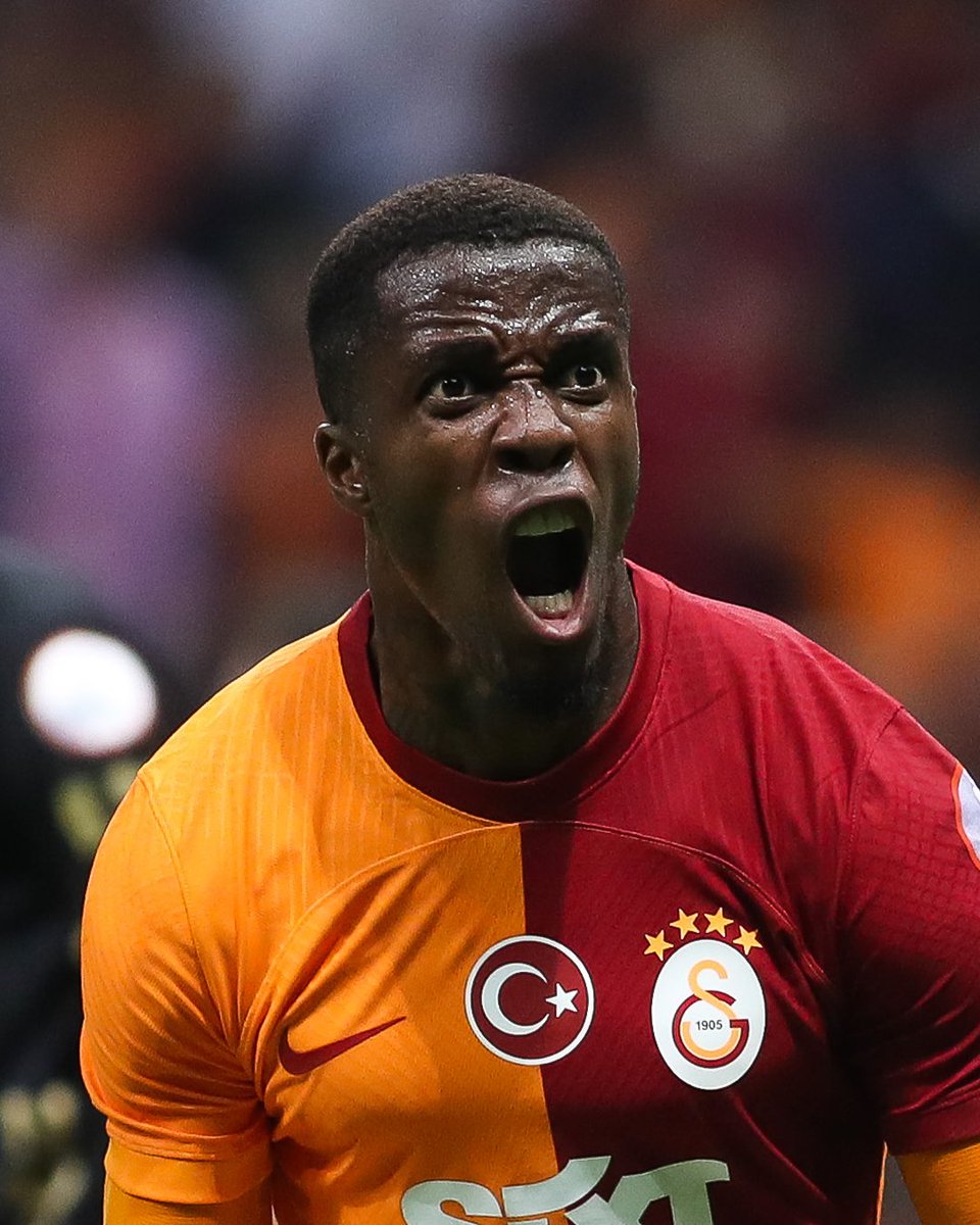 Zaha's first goal for Galatasaray 💛❤️

#UCL
