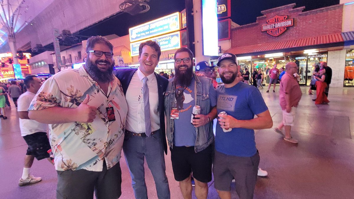 gregmorrisgr's tweet photo. Met @alexstein99 last night! Insane! https://t.co/2LUgv4UD2U