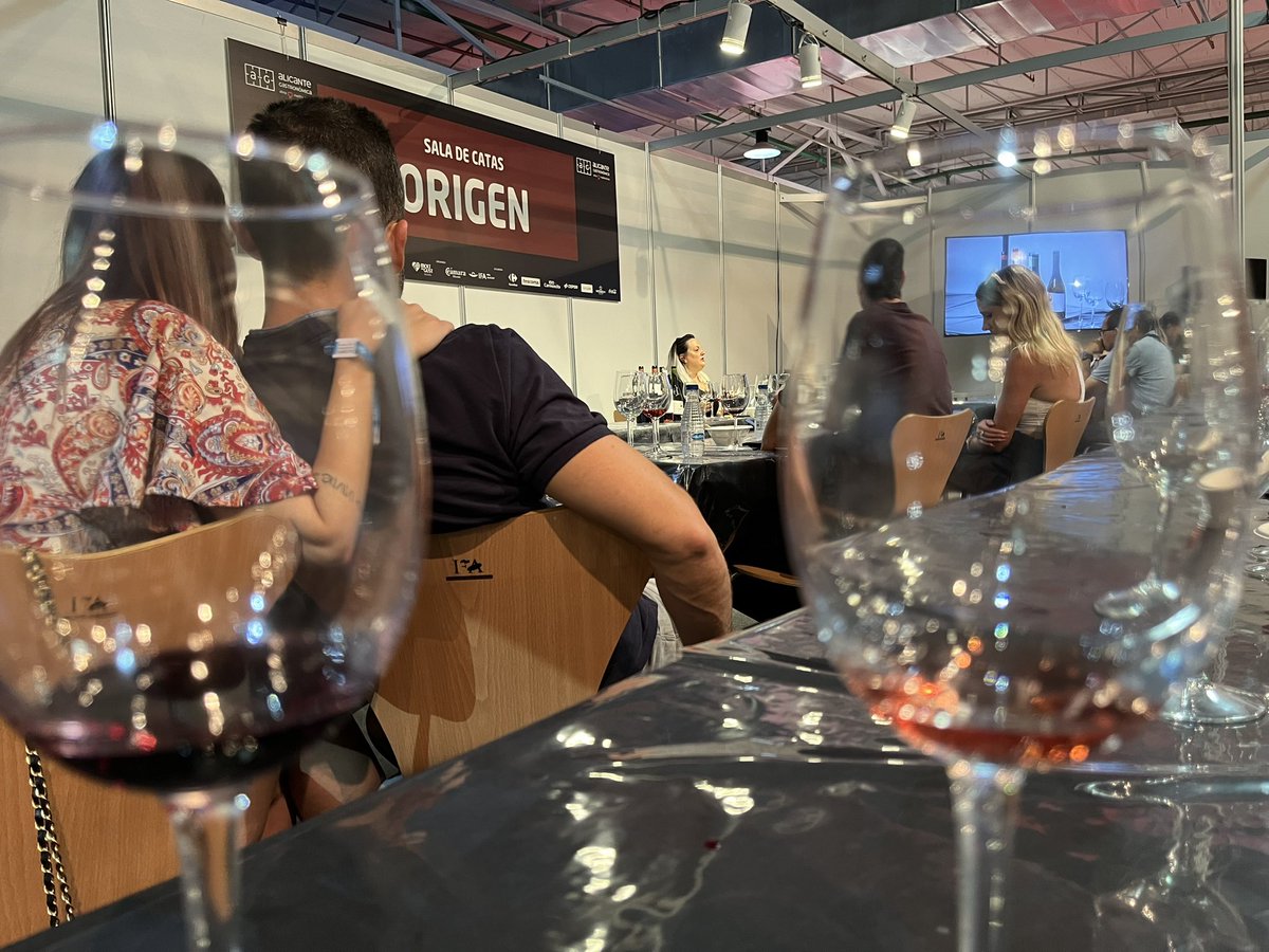 BurgosAlimenta's tweet photo. Las catas de vinos burgaleses han resultado un éxito de participación en la segunda jornada de @AlicanteGastro1 . 

Pilar Cruces, sumiller en @lustforwine_es , ha impartido una cata de vinos @DORibera , mientras que Martina Belicova ha hecho lo propio con los vinos @DOArlanza1 https://t.co/qYdSZqw53r