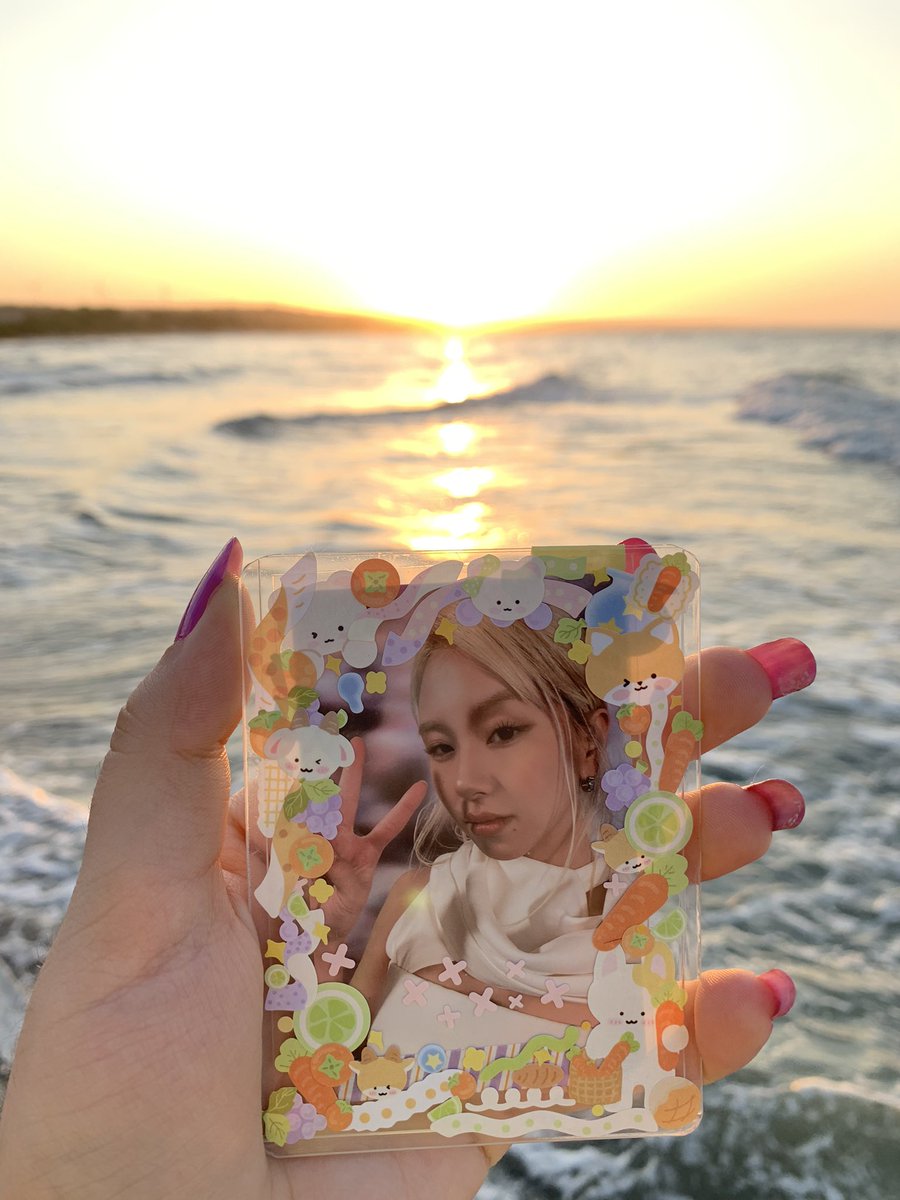 ryujinfalls's tweet photo. trouxe a chaeyoung pra passear um pouquinho na praia pra ver se ela melhora de saúde :) https://t.co/F2CpWqX18t