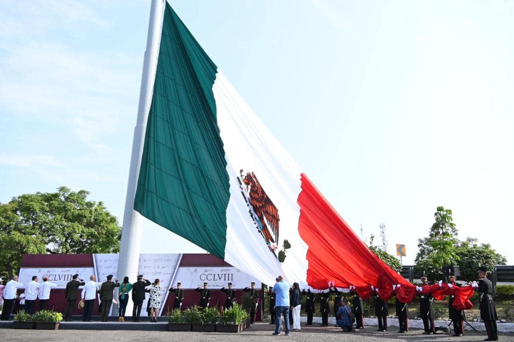Esta mañana la Mtra. América Jiménez Molina acompañó el Gobernador Constitucional del Estado de Morelos Cuauhtémoc Blanco Bravo, a la ceremonia cívica y desfile cívico militar en conmemoración del CCLVIII Aniversario del Natalicio del Generalísimo José María Morelos y Pavón.