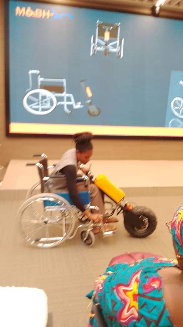 d'autre part d'une bloc d'attraction avec roue qui permet de motoriser n'importe quel fauteuil roulant. Il est important  de signifier que la <a href="/caphci/">CAPH-CI HANDICAP</a> à été associée à toutes les étapes de la réalisation de cette dernière invention(...)<a href="/AmbCanCI/">Canada Côte d'Ivoire</a> <a href="/Aoboeba/">hervino</a> <a href="/AOuattara_PRCI/">Alassane Ouattara</a> <a href="/Cornay___/">Cornay</a>