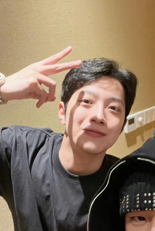 guaniuwu's tweet photo. omg we got lai guanlin selfie https://t.co/ufZnqDBVWP