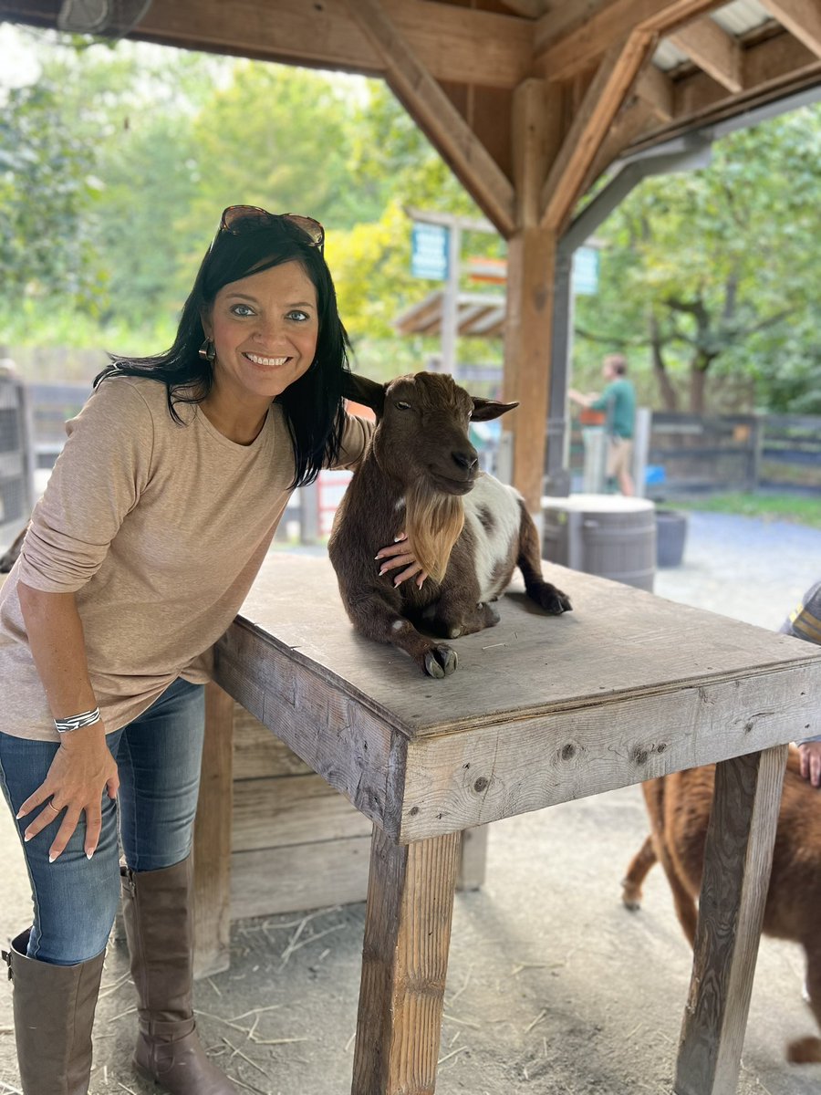DanaleePotter's tweet photo. Great day at the zoo with my kiddos https://t.co/DTUvw9l4Kw