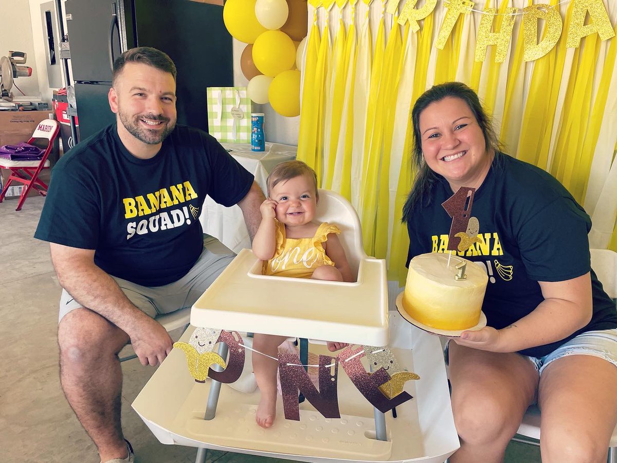 erin_bellinger's tweet photo. Aubree is going bananas over celebrating her first birthday and…becoming a big sister! 

baby girl due April 2024 🩷 @bellmich32 https://t.co/wW6CNUaTr5
