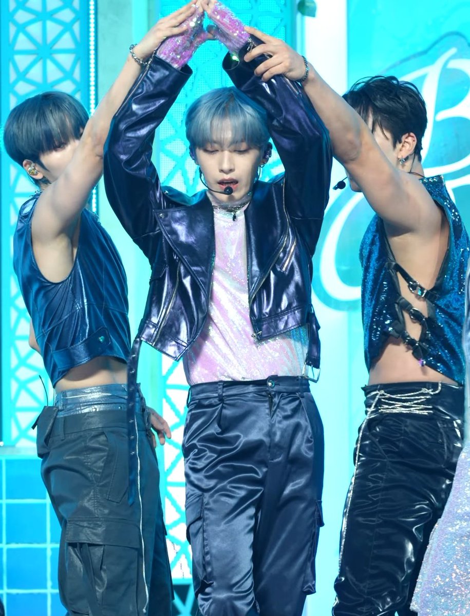 Blue____X's tweet photo. Dongju is living my life and it's not fair https://t.co/93ghWwGDpV