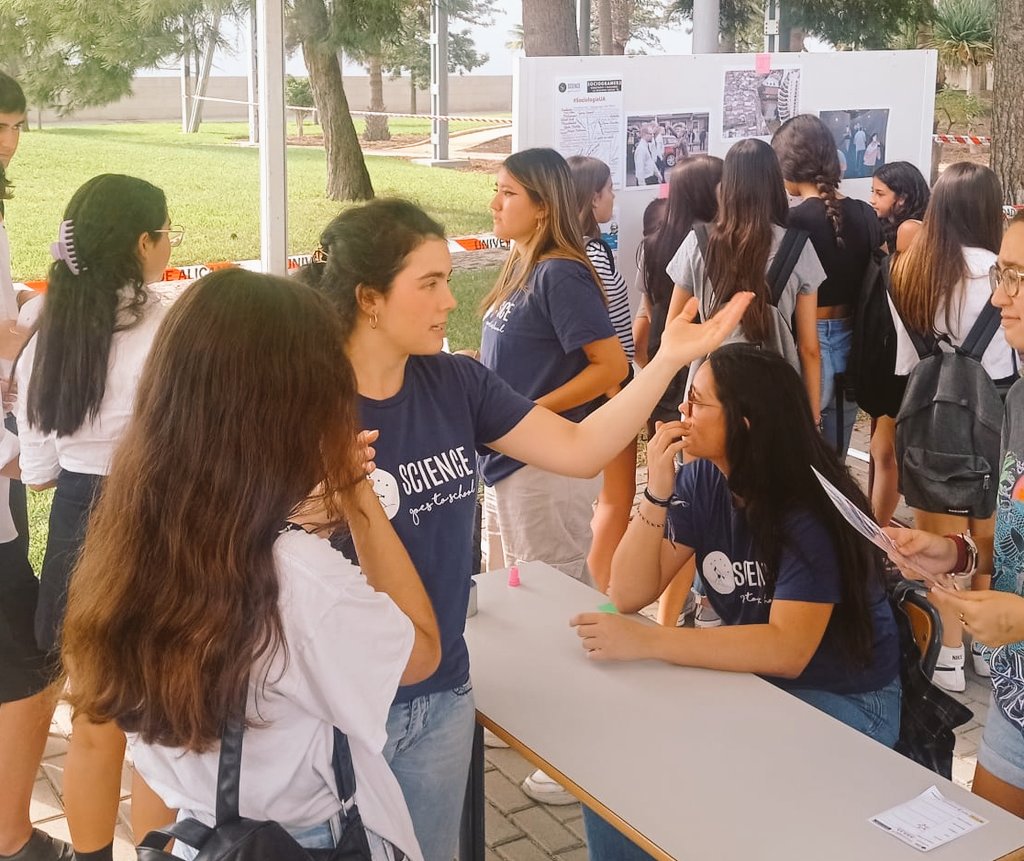 dsoc1_ua's tweet photo. Éxito de participación en el stand de #SociologiaUA de la #NitDeLaInvestigació Más de 300 personas participaron activamente en nuestras actividades, juegos y concursos. ¡Gracias a tod@s! @pdgsoriano @EconomicasUA  @UA_Universidad #InvestigacióUA @UADivulga https://t.co/nBzDVKAcEz