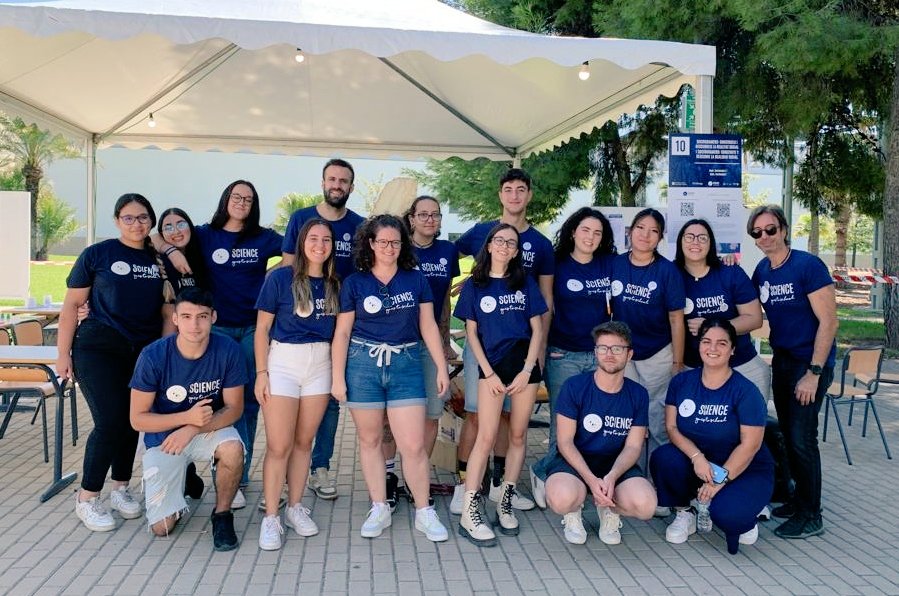 dsoc1_ua's tweet photo. Éxito de participación en el stand de #SociologiaUA de la #NitDeLaInvestigació Más de 300 personas participaron activamente en nuestras actividades, juegos y concursos. ¡Gracias a tod@s! @pdgsoriano @EconomicasUA  @UA_Universidad #InvestigacióUA @UADivulga https://t.co/nBzDVKAcEz