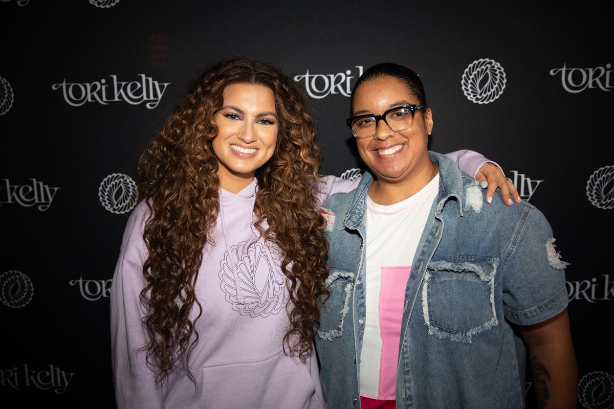 _KhadijahIman's tweet photo. Now (2023) vs Then (2019): A series with @torikelly ๐ญ๐
Iโve said it before and Iโll say it again - thank you for being a light in this world and helping me get through the darkest times. When I listen to your music I know Iโm โnever alone.โ
#ToriKelly #takecontroltour https://t.co/yGB4pwIKo5