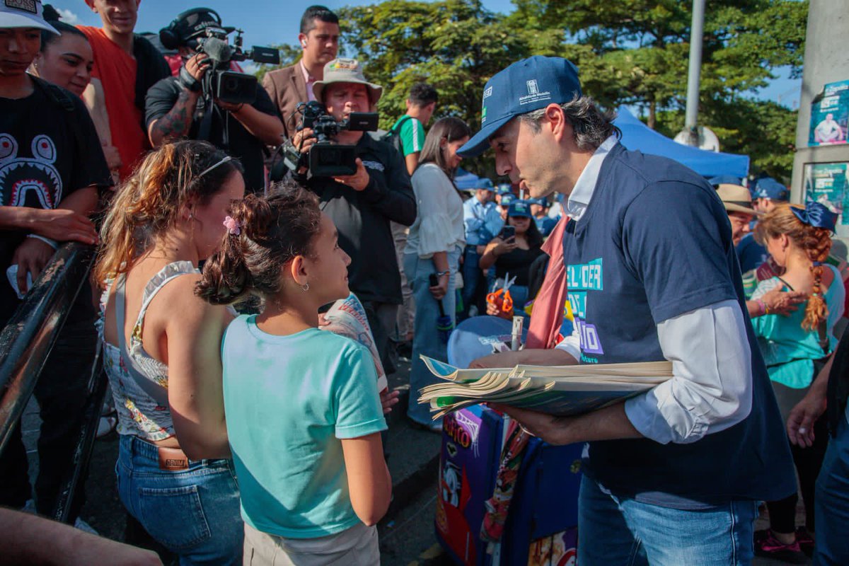 QuinteroCalle's tweet photo. Desde hoy el #PoderDeLaVerdad está en las calles. https://t.co/lbCAZeulOF