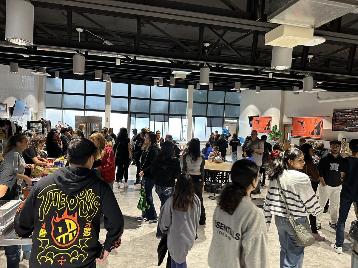 SilkowitzHMSAP's tweet photo. Heavy rains couldn’t stop this morning’s Homecoming Fair- it was a well attended and impressive community event! https://t.co/ZVEOwZcMHO