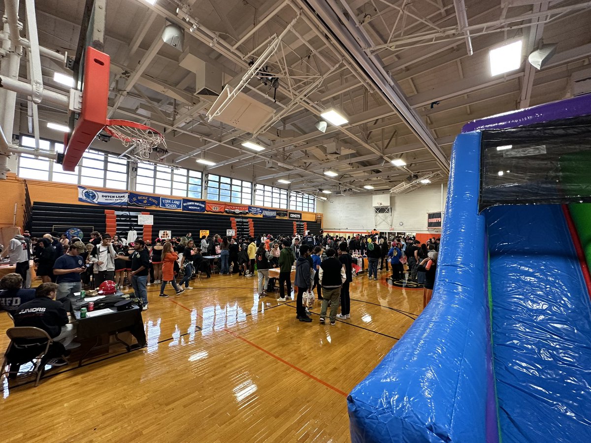 SilkowitzHMSAP's tweet photo. Heavy rains couldn’t stop this morning’s Homecoming Fair- it was a well attended and impressive community event! https://t.co/ZVEOwZcMHO