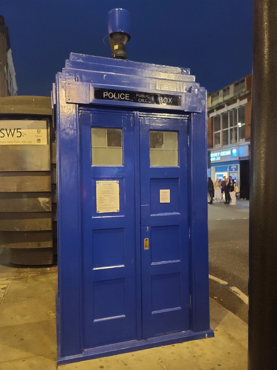k_garrity's tweet image. Saw my 1st real TARDIS today!! Super excited! #DoctorWho #BBCAmerica #Tardis #EarlsCourt