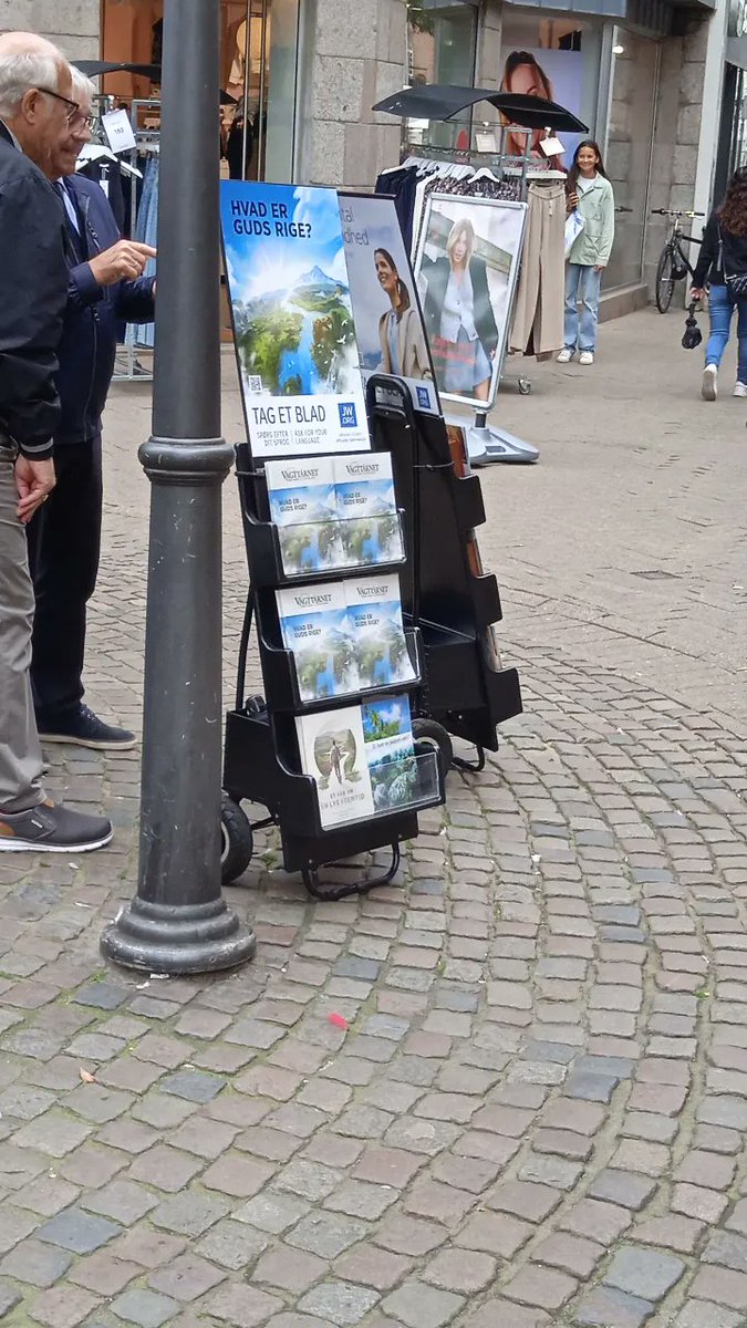 juancarcm05's tweet photo. ayer flor vio esto y dijo: vamos a preguntarles por x sitio... se pensaba que eran los de la oficina de turismo https://t.co/lClIkp0rR9