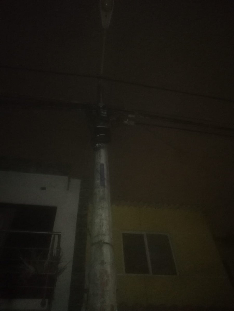 Buenas tardes Sres. @electricagquil, <a href="/servicioscnelep/">Servicios CNEL EP</a>  En la Manzana 2747  villa 19  se encuentra una iluminaria  quemada. Por favor atender.
Poste N°202014