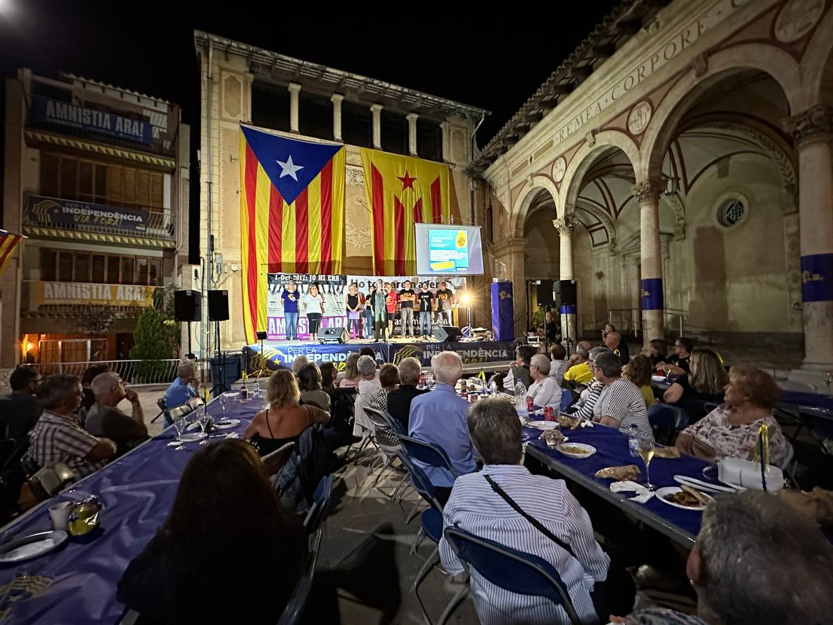 Moltes gràcies a l' <a href="/ANCsantsadurni/">ANC Sant Sadurní 🎗</a> per la vetllada d'avui, un any més, prèvia al primer d'octubre, enguany amb <a href="/DolorsFeliu/">Dolors Feliu</a>, i de nou <a href="/OmniumPenedes/">Òmnium Alt Penedès🎗</a> i els partits independentistes del poble. Perquè no s'ha acabat res i seguim cada dia per la #independència #viafora!!