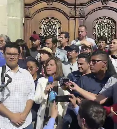NuestroDiario's tweet photo. #AHORA 🚨 La vicepresidenta electa, Karin Herrera, y representantes del partido político Movimiento Semilla brindan conferencia frente a la sede del TSE.  

Entérate en #NuestroDiario 📰 y #NDPlay 📱 
📷 RRSS https://t.co/x0jYVihXOU