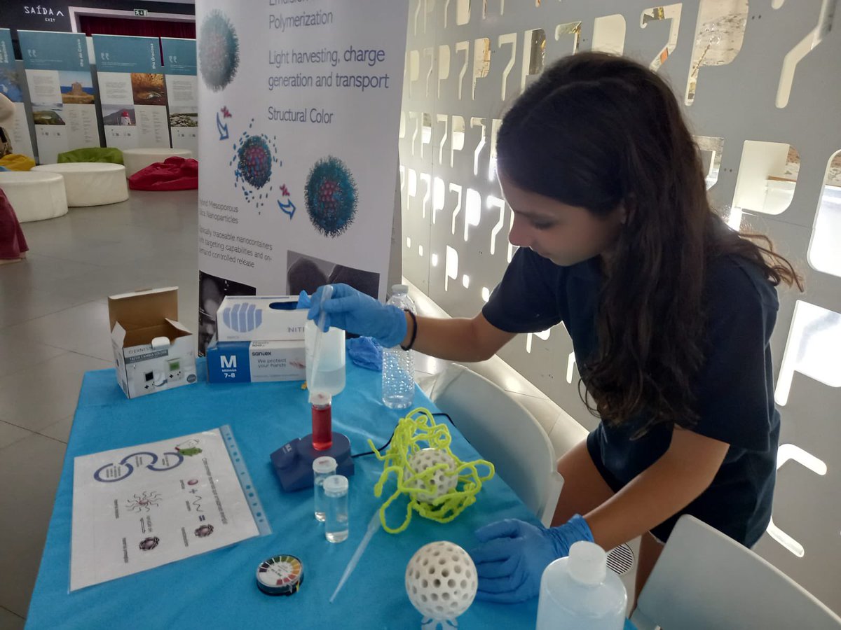 ErmelindaMacoas's tweet photo. Grande noite no #PavilhaodoConhecimento @cienciaviva onde o @OM2_IST @cqe_lisboa @istecnico teve oportunidade de mostrar aos visitantes da #NEI2023 a sua investigação em polímeros inteligentes, revestimentos que protegem a pedra natural e pigmentos fotonicos. https://t.co/CY2lvcD7Sc
