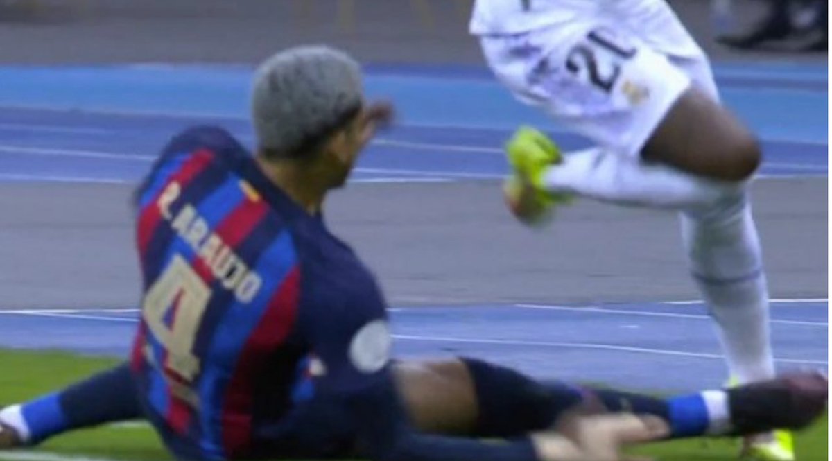 aficion_Rmadrid's tweet photo. Mal Nacho por su error en la entrada tan dura a Portu, pero recordemos que ninguna de estas 4 entradas la temporada pasada fue revisada por el VAR. https://t.co/Y1XOb4hdVZ