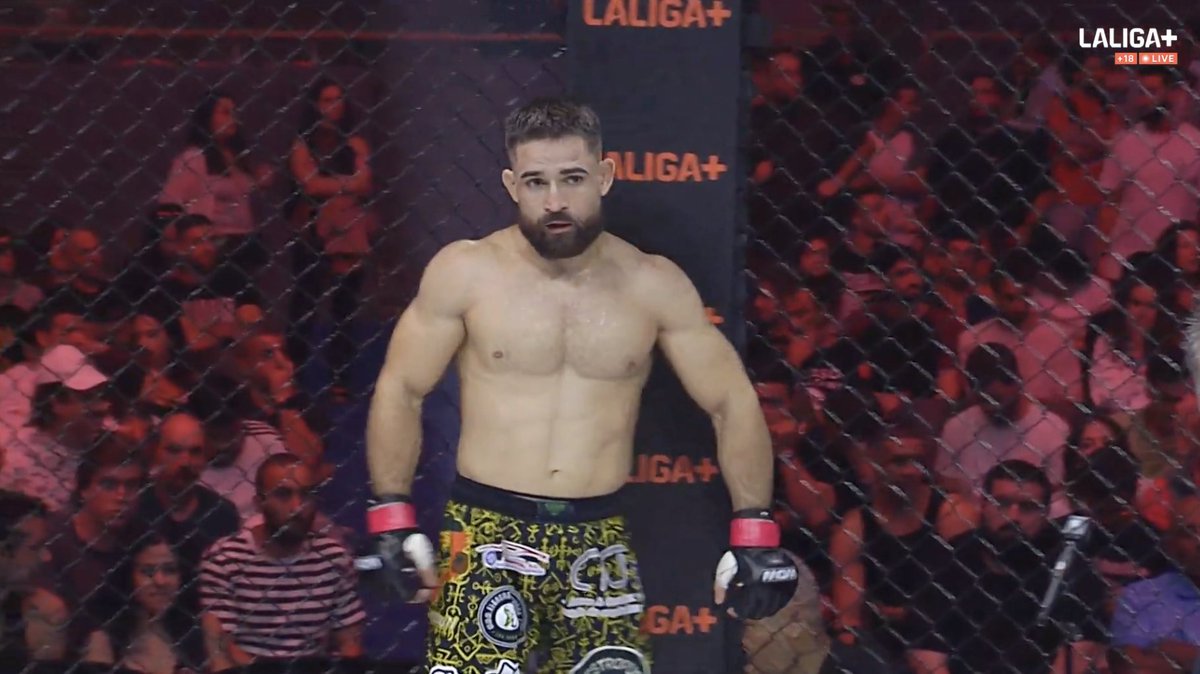 pelunaton's tweet photo. Rafael Calderón sufriendo mucho contra Ayoub Nacer, puede que sea 19-19 y nos vamos al último asalto #WOW10 #MMASpain https://t.co/2MZ4zPlguh