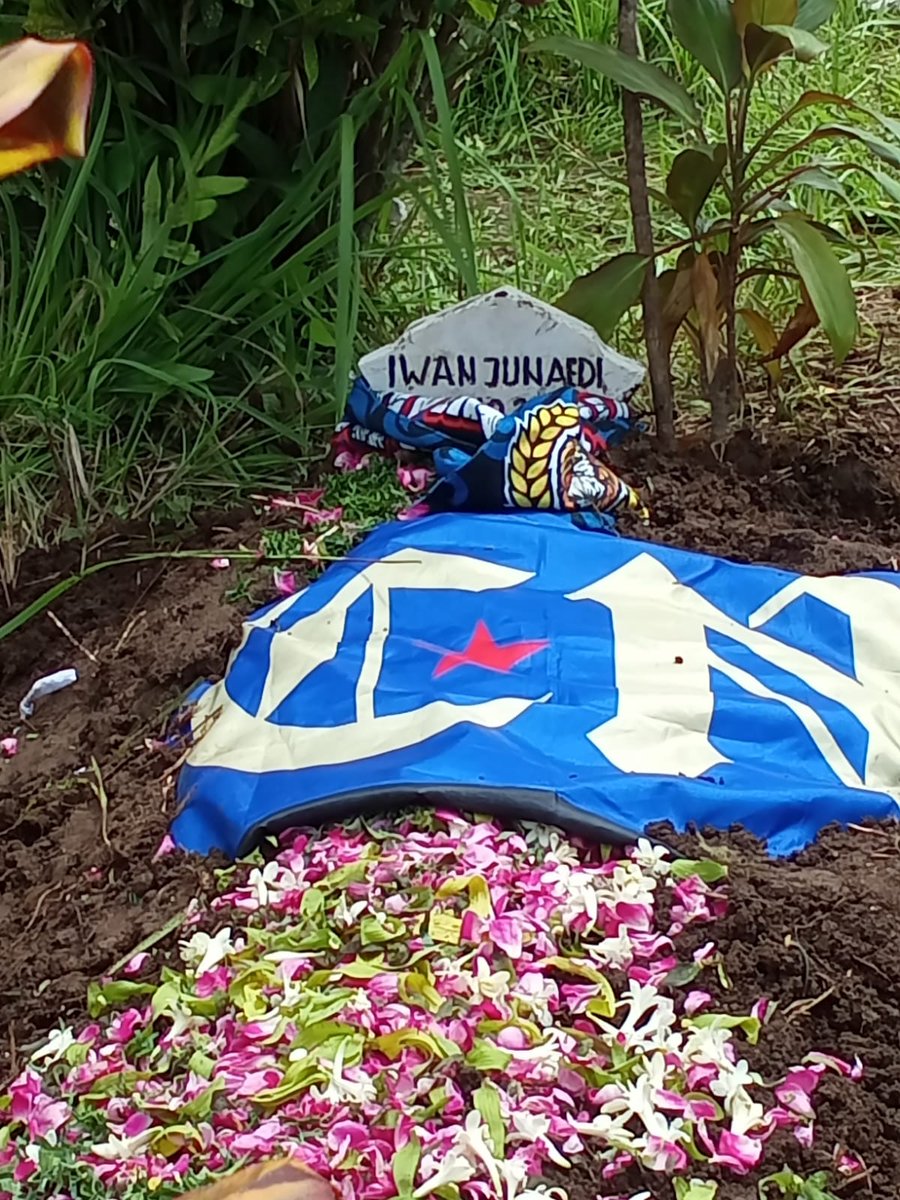 henset53's tweet photo. @Bola_Jakarta "Nisan Tanpa Keadilan" ~ Alfatihah https://t.co/TOv6AHUMqF