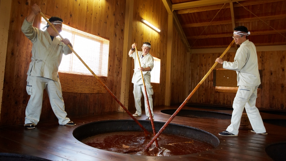 JapanGov's tweet image. Fancy a chocolatey twist 🍫 on soy sauce? #Wakayama #soysauce maker @yuasasoysauce’s world-first seasoning sensation “Cacao Jang” uses traditional soy-sauce fermentation techniques &amp;amp; roasted cacao beans in a fusion of 2 flavor favorites! yuasasyouyu.co.jp

#InnovationJapan